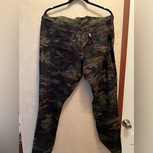 Levi Camo Jeggings- Size 20